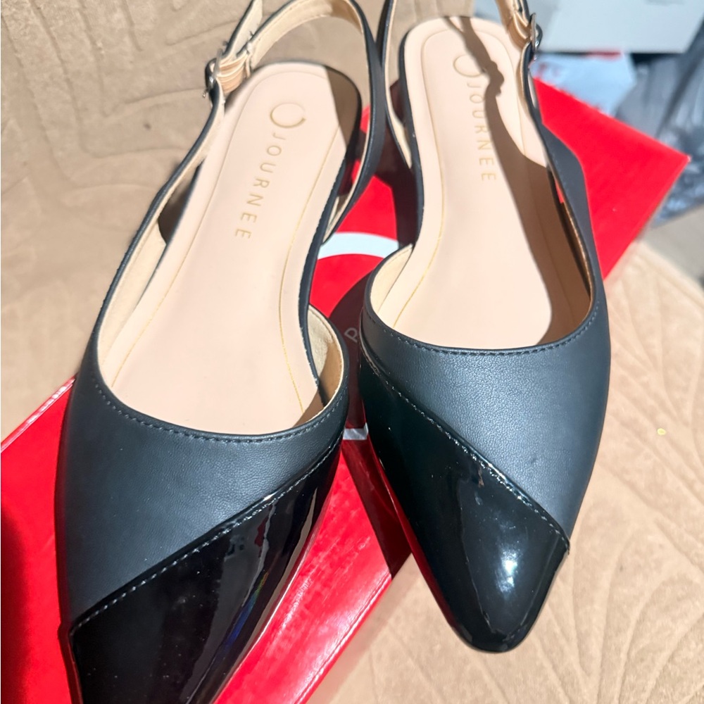 Journee Collection Black Pointed Slingback Flats - Picture 3 of 7